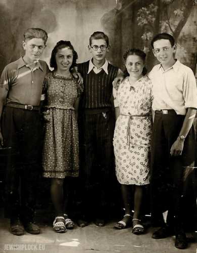 Od lewej do prawej: Adam Neuman-Nowicki, Ania Domb, Alek Zilber, Chana Bomzon i Wladek Cytrynblum, Chmielnik, 1942